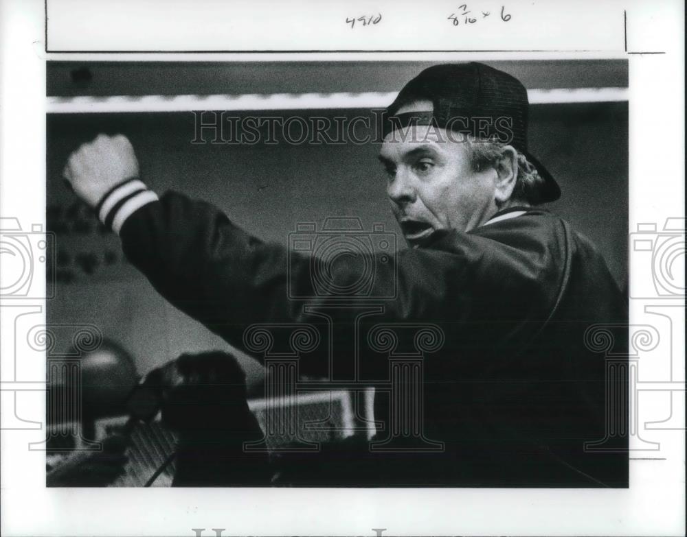 1991 Press Photo Head Coach Tom Banc of Euclid High School Football Team. - Historic Images