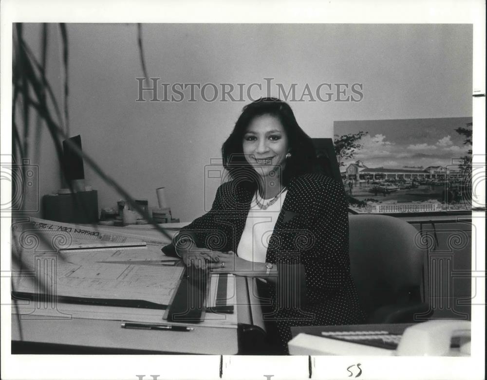 1990 Press Photo Dulce Dorantes of Richard Bowen &amp; Associates. - Historic Images