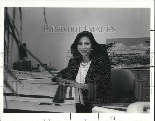 1990 Press Photo Dulce Dorantes of Richard Bowen & Associates. - Historic Images