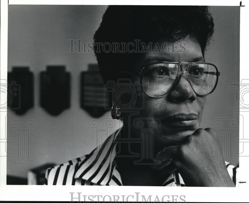 1991 Press Photo Janert L. Bullard heads Society Bank&#39;s multicultural resource - Historic Images