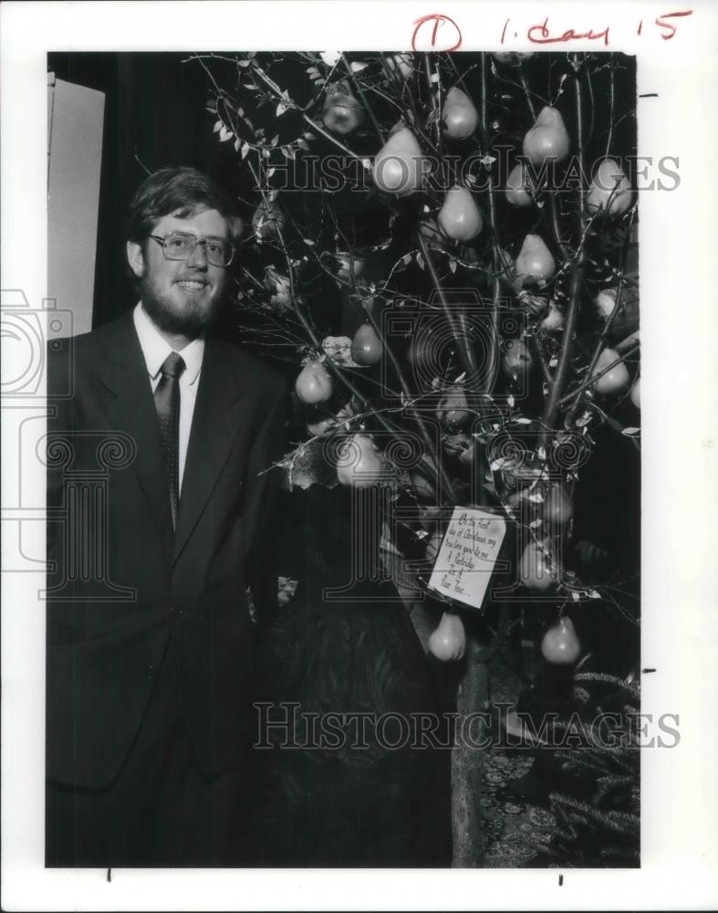 1991 Press Photo Charles Annable, with Partridge in a pear tree - Historic Images