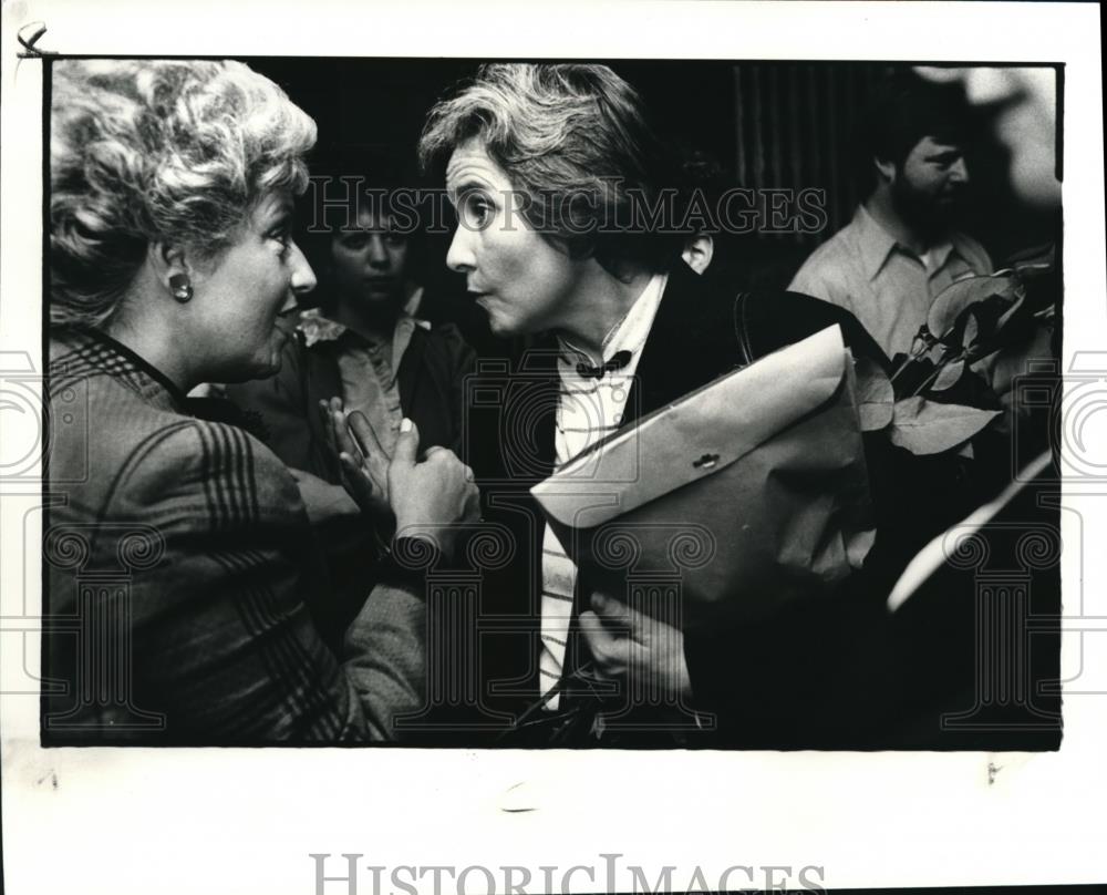 1983 Press Photo Rena Blumberg greets Dagmar Celeste - Historic Images