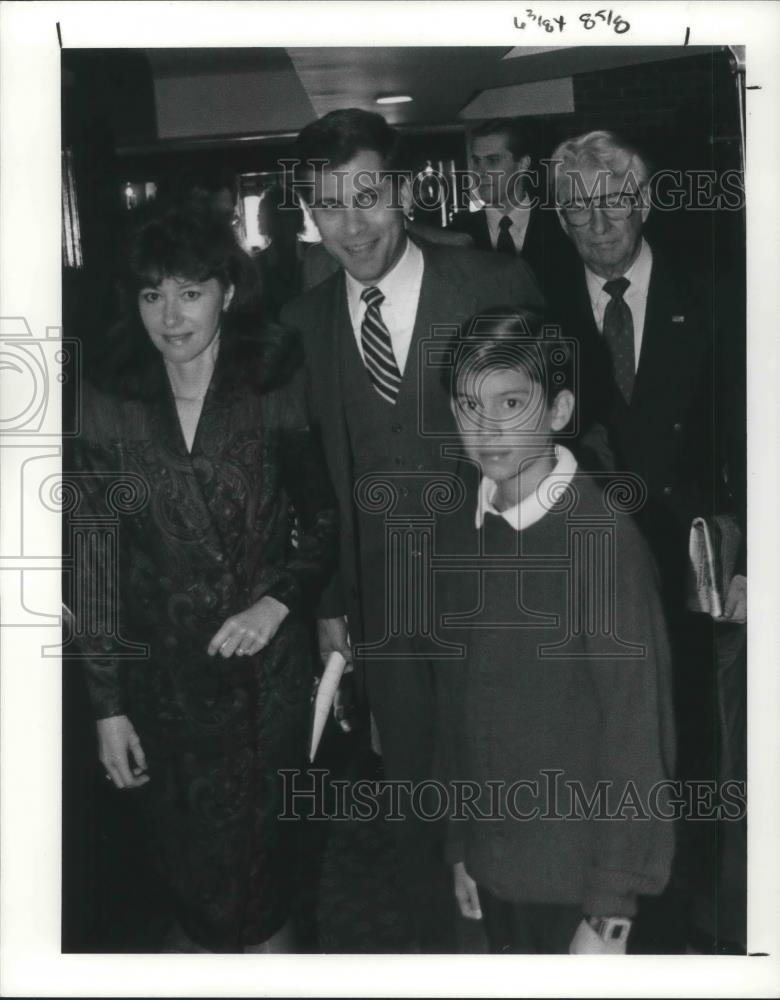 1991 Press Photo Sen. Dennis Eckhart, with his wife Sand and son, Edward - Historic Images