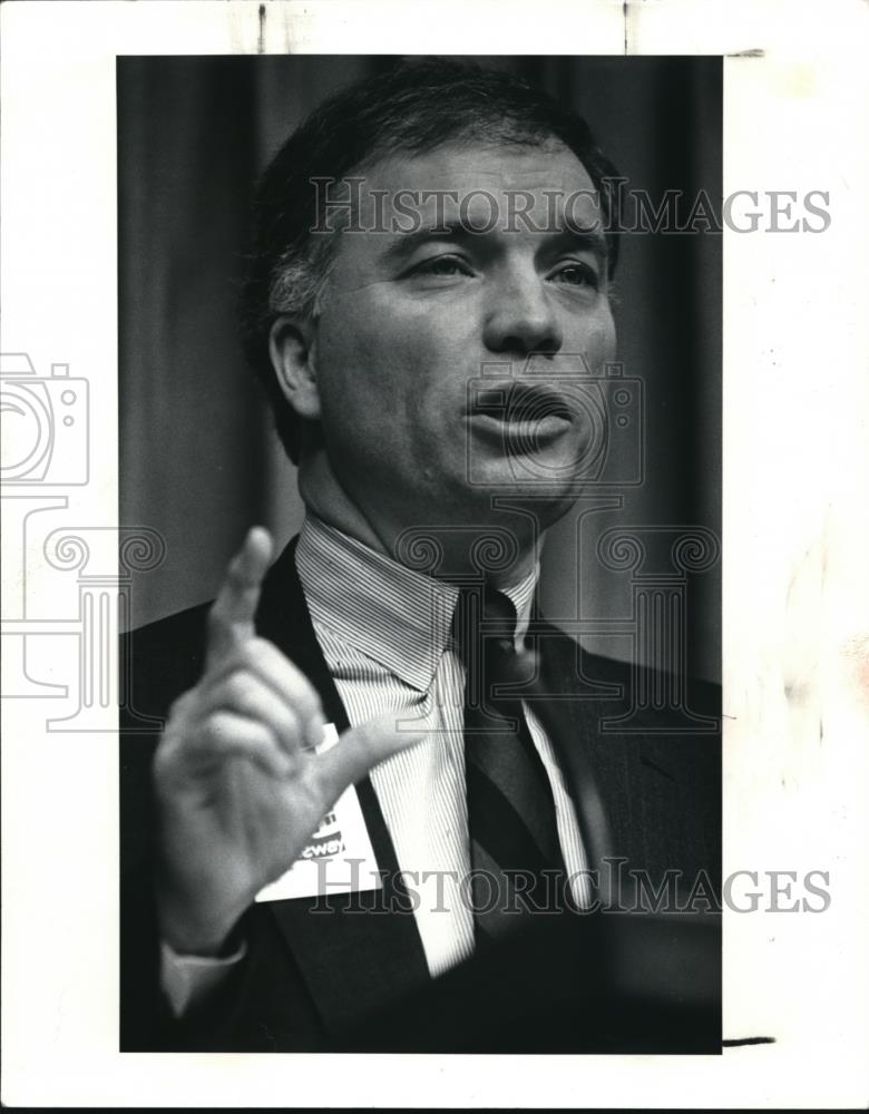 1990 Press Photo Tom Chema at City Club Debate on Gateway Project of Stadium - Historic Images