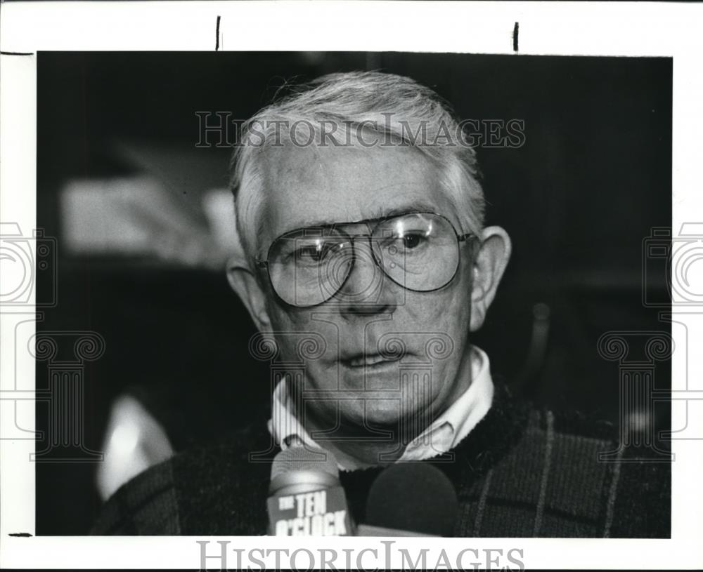 1990 Press Photo Cleveland Browns head coach Bud Carson at press conference - Historic Images