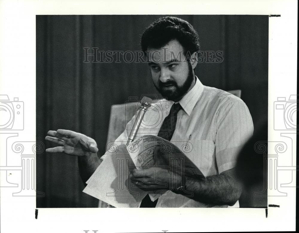 1990 Press Photo Witness Paul Beno Hearing Cleveland city Hall - Historic Images