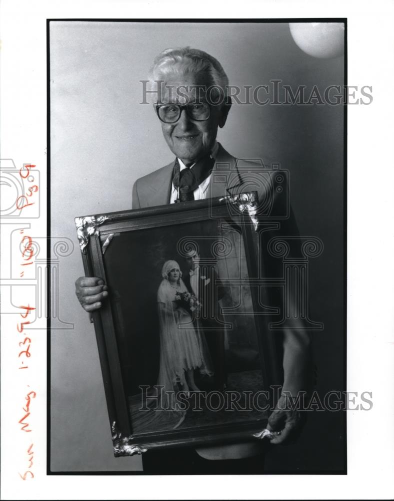 1994 Press Photo Dominc Cali With 1926 Wedding Portrait - Historic Images