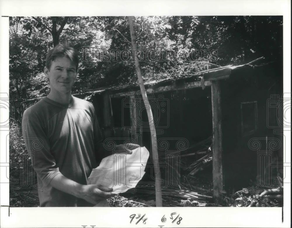 1991 Press Photo Tom Eddy &amp; the old Documents that he found in his Chicken Coop - Historic Images