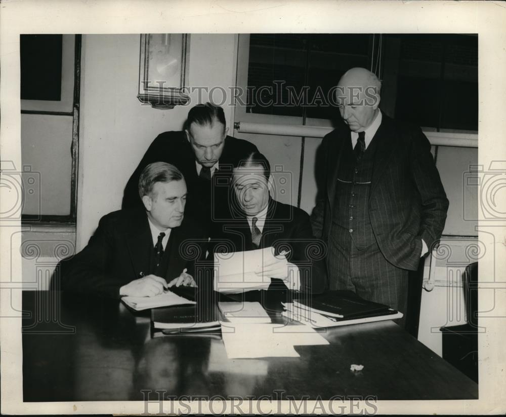 1940 Press Photo Contracts for Naval Airplanes are signed by Mr Edison - Historic Images