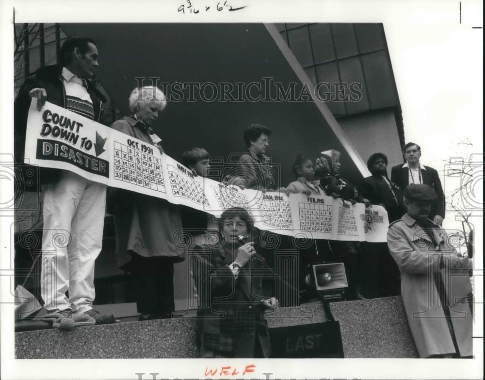 1991 Press Photo Group demonstrating in front of the Lausche State Office Bldg. - Historic Images