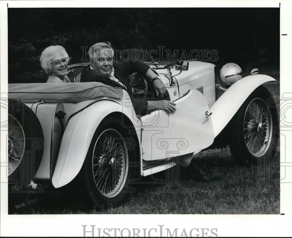 1991 Press Photo Jim Carroll and his mother, Gladys Carroll in Jim&#39;s vintage car - Historic Images