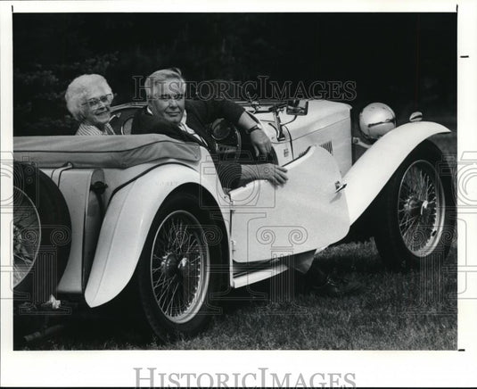 1991 Press Photo Jim Carroll and his mother, Gladys Carroll in Jim's vintage car - Historic Images
