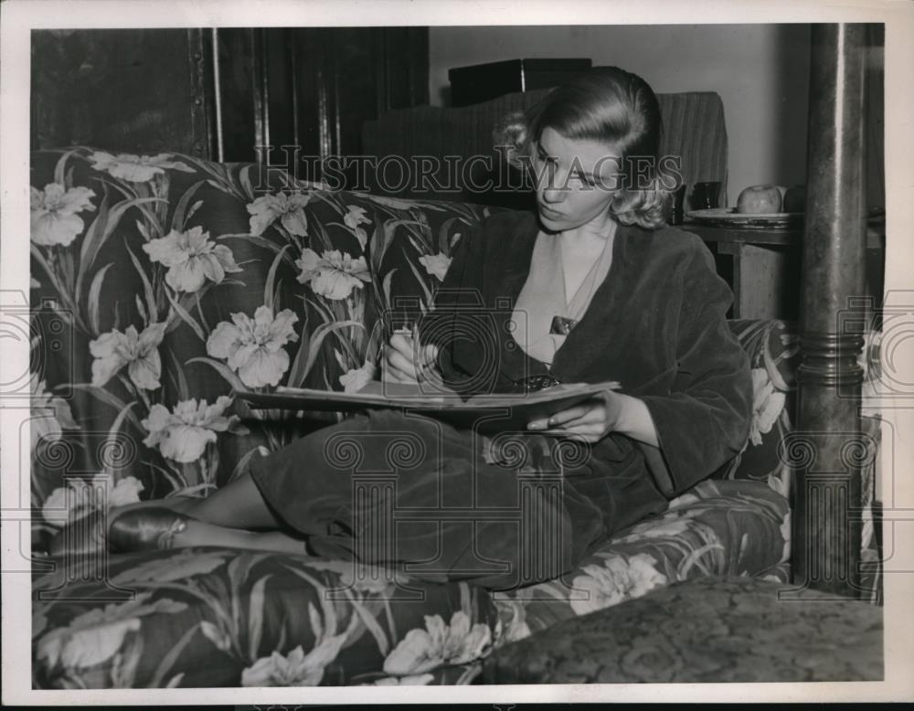 1938 Press Photo Mrs Jane Cameron Baldwin Lyon works on script for play - Historic Images