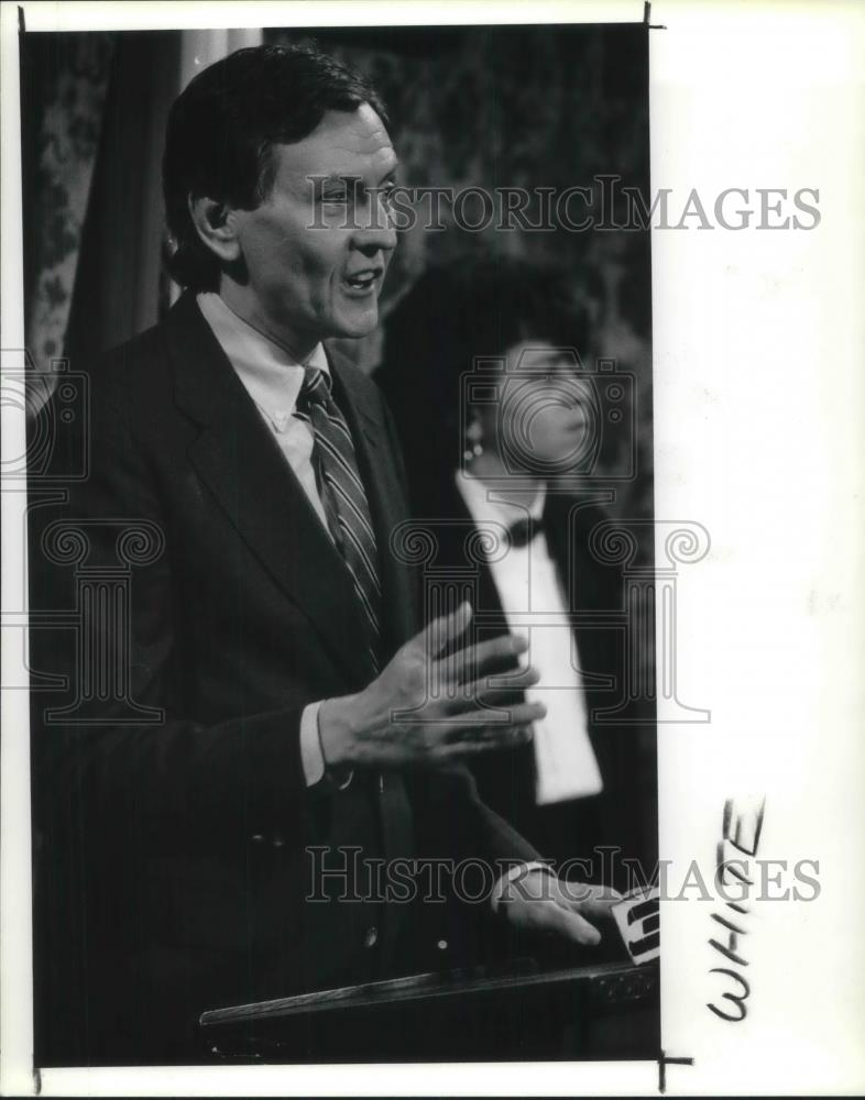 1990 Press Photo Thomas Andrezejewski make Statement for Mayor in Red Room. - Historic Images