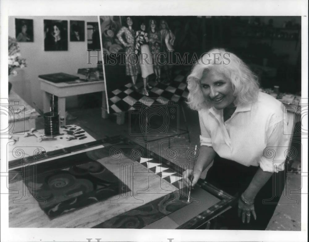 1991 Press Photo Artist Bonnie Dolin showing off latest art creation - Historic Images