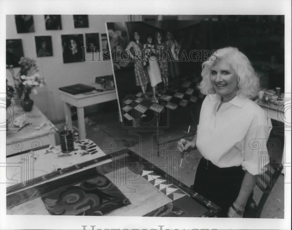 1991 Press Photo Artist Bonnie Dolin with her paintings - Historic Images