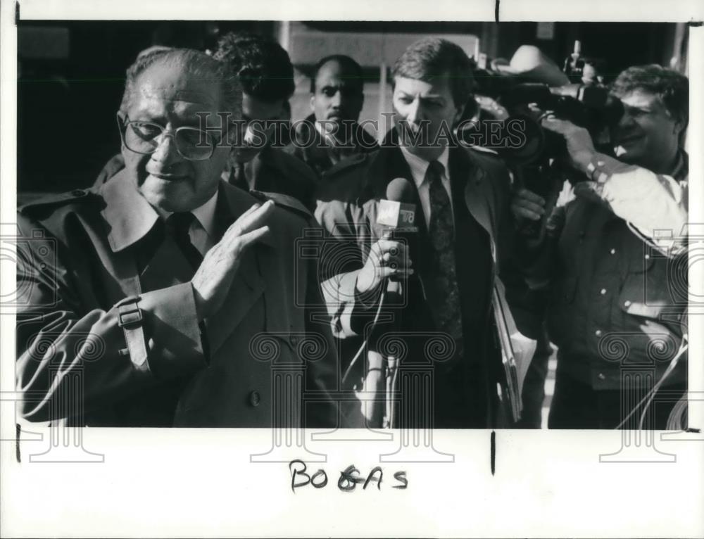 1990 Press Photo Wm Nick Bogas leaves Federal Court after sentencing - Historic Images