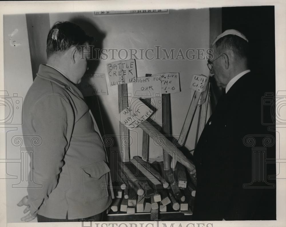 1941 Press Photo Saginaw Mich Police Chief Fred Genske and Patrolman H Schrock - Historic Images