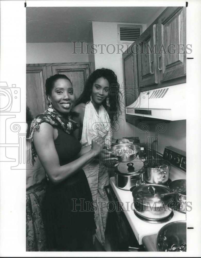 1990 Press Photo Evelyn Ediardo Janete Kelly Opa Opa Cast Prepare Brazilian Food - Historic Images