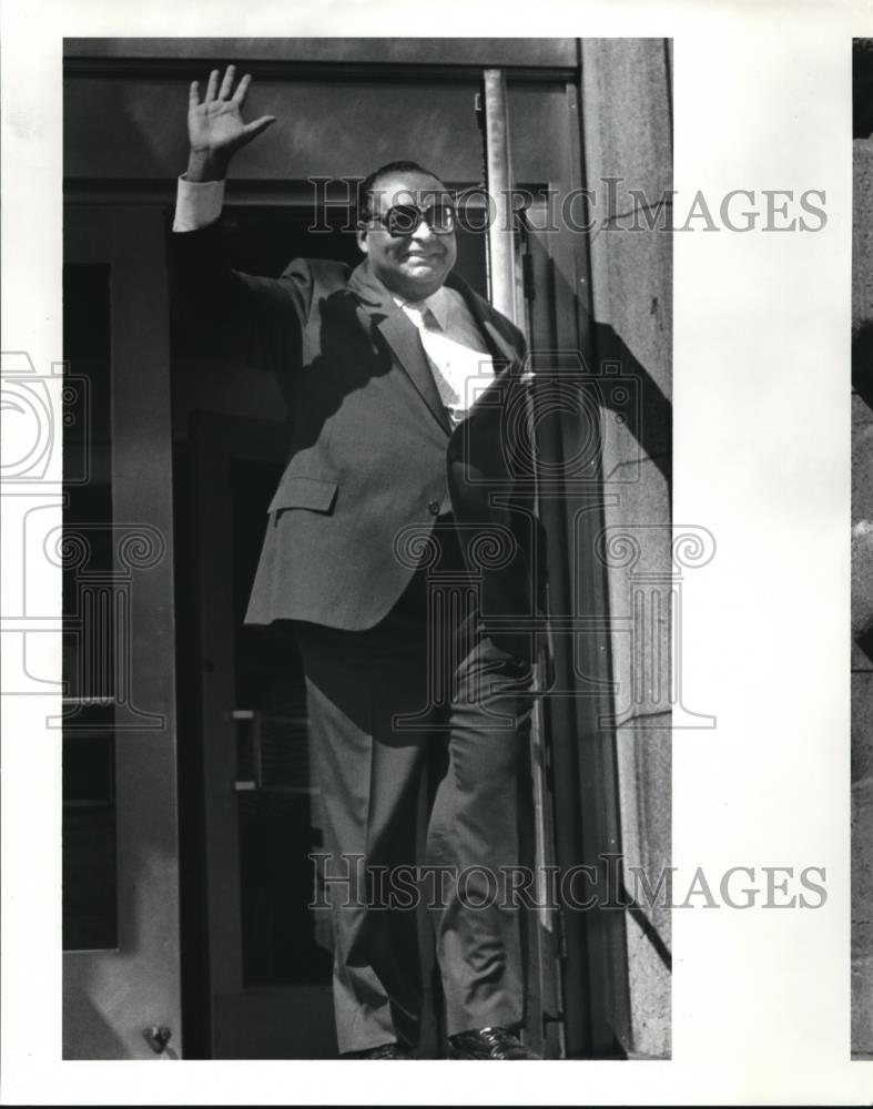 1990 Press Photo John Bustamante Leaving Federal Court - Historic Images