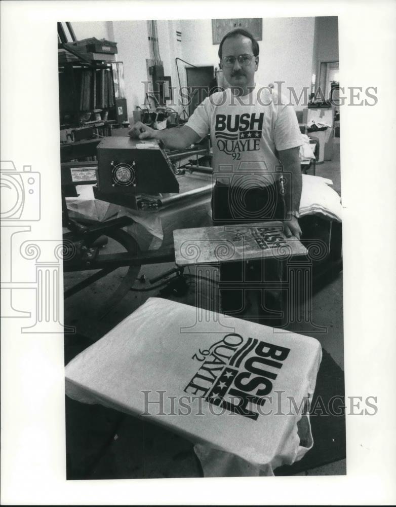 1992 Press Photo David Bricker-Bush-Quayle shirts - Historic Images