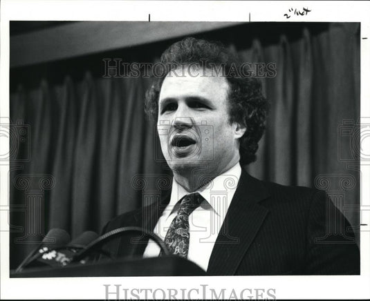 1991 Press Photo Cleveland School Board pres. James Carney Jr. making speech - Historic Images