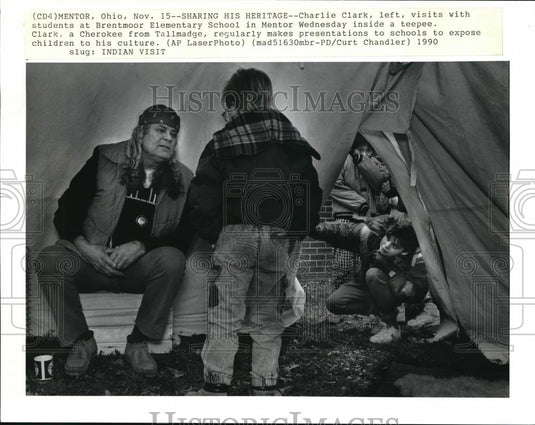 1990 Press Photo Charlie Clark Talks to Brentmoor Elementary Student of Indians - Historic Images