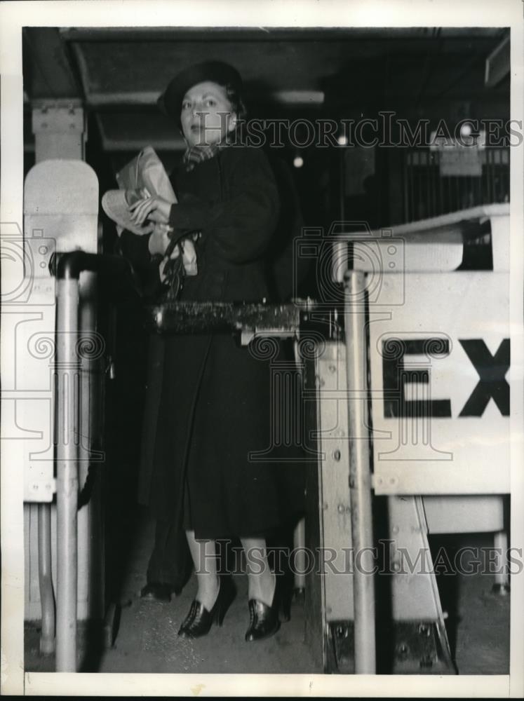 1937 Press Photo Jean Karp at Lexington Subway after being questioned on murder - Historic Images