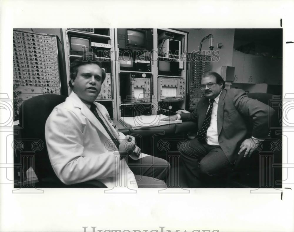 1991 Press Photo Drs Brooks &amp; Strohl in Rainbow Babies Kids Hospital sleep lab - Historic Images