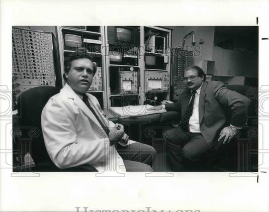 1991 Press Photo Drs Brooks & Strohl in Rainbow Babies Kids Hospital sleep lab - Historic Images