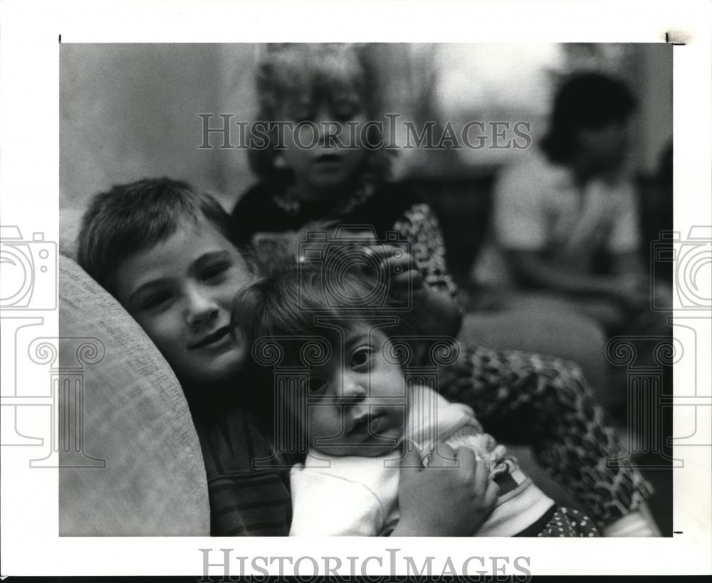 1990 Press Photo Kourtney , Brittney and brother Michael Collins-death watch - Historic Images