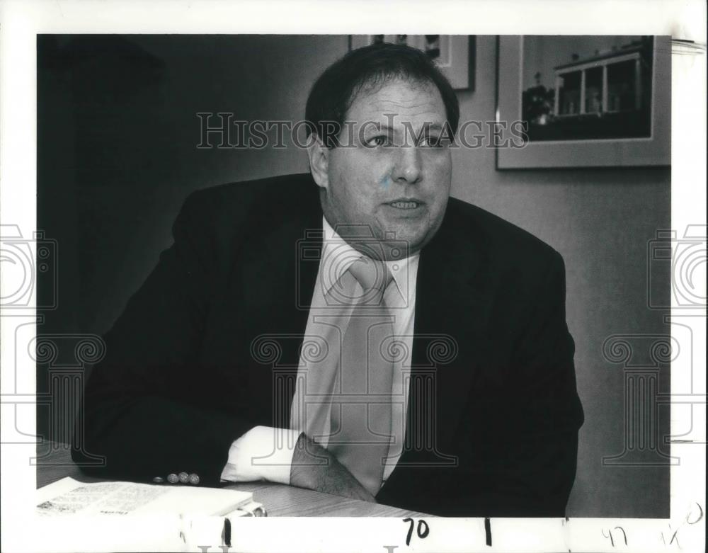 1990 Press Photo John P. Clark, economist, thinks borrowers are overcharged - Historic Images