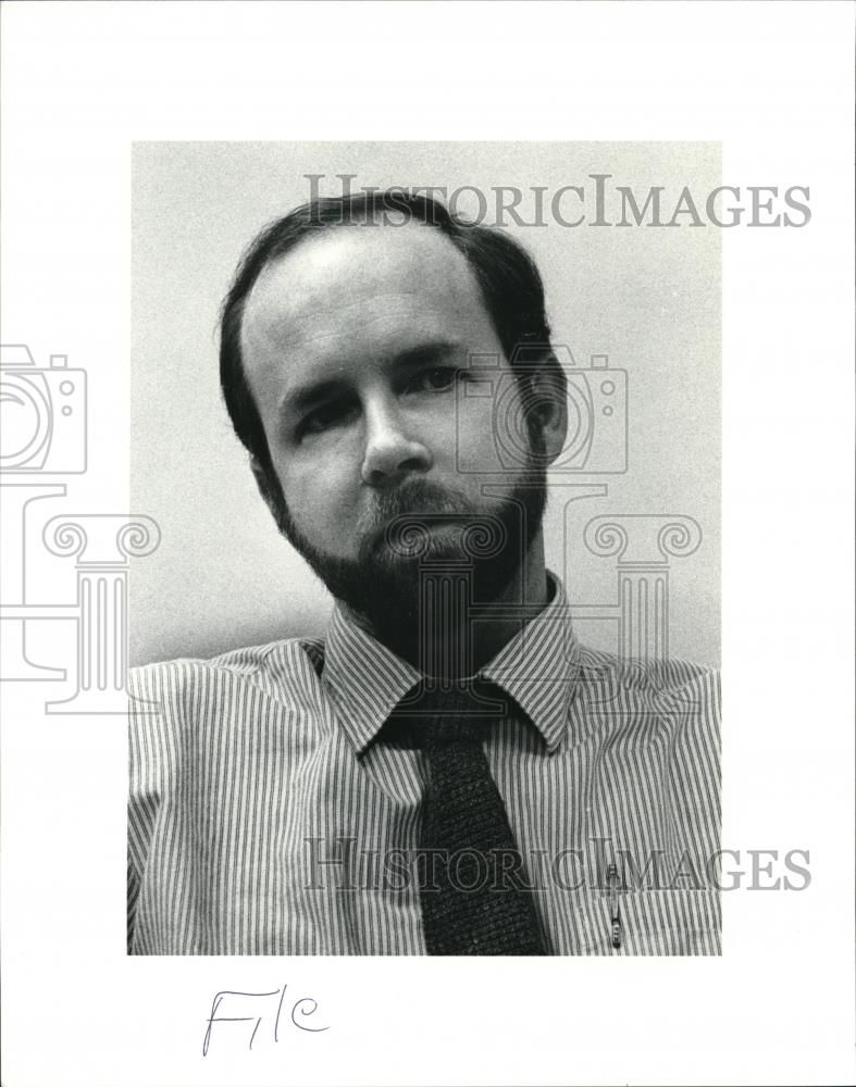 1990 Press Photo John Coin, director of Wire Net - Historic Images