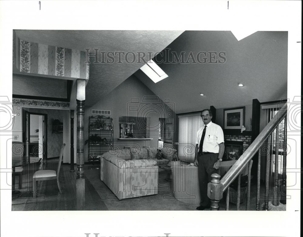 1991 Press Photo Neil Bennett in Living room - Historic Images