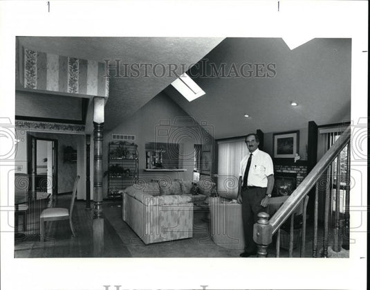 1991 Press Photo Neil Bennett in Living room - Historic Images