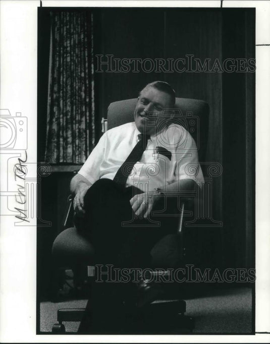 1990 Press Photo D. Cordell Brown talks to a reporter in Amherst - Historic Images