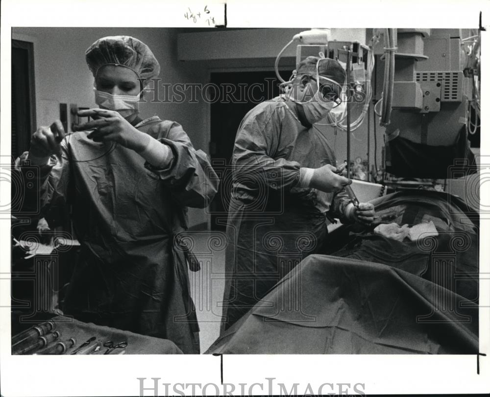 1990 Press Photo Dr. Ted Castele and Meredith Valente Performing Surgery - Historic Images