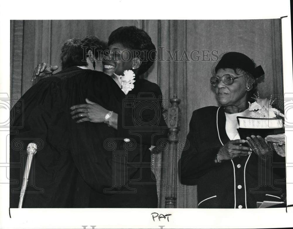 1991 Press Photo Swearing in Ceremony Honorable Aldrich Judge oath Cleveland - Historic Images