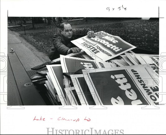 1991 Press Photo Mike Cicconetti enjoys the job of picking up campaign signs - Historic Images