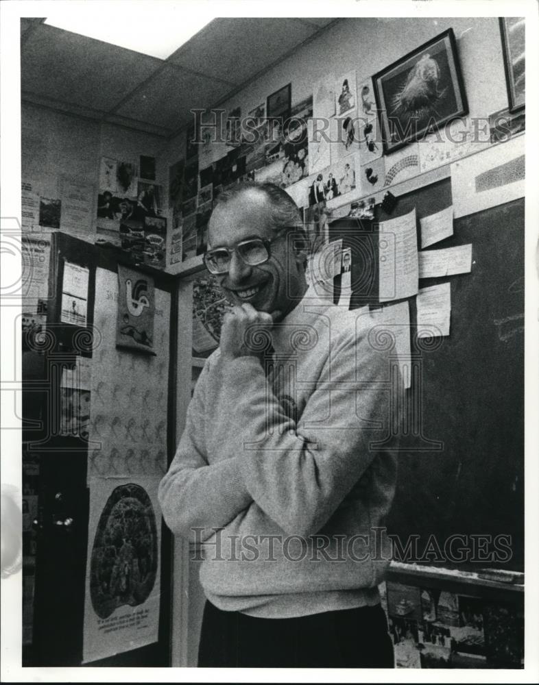 1990 Press Photo Dr. Arnold Caplan Researcher at Case Western, - Historic Images