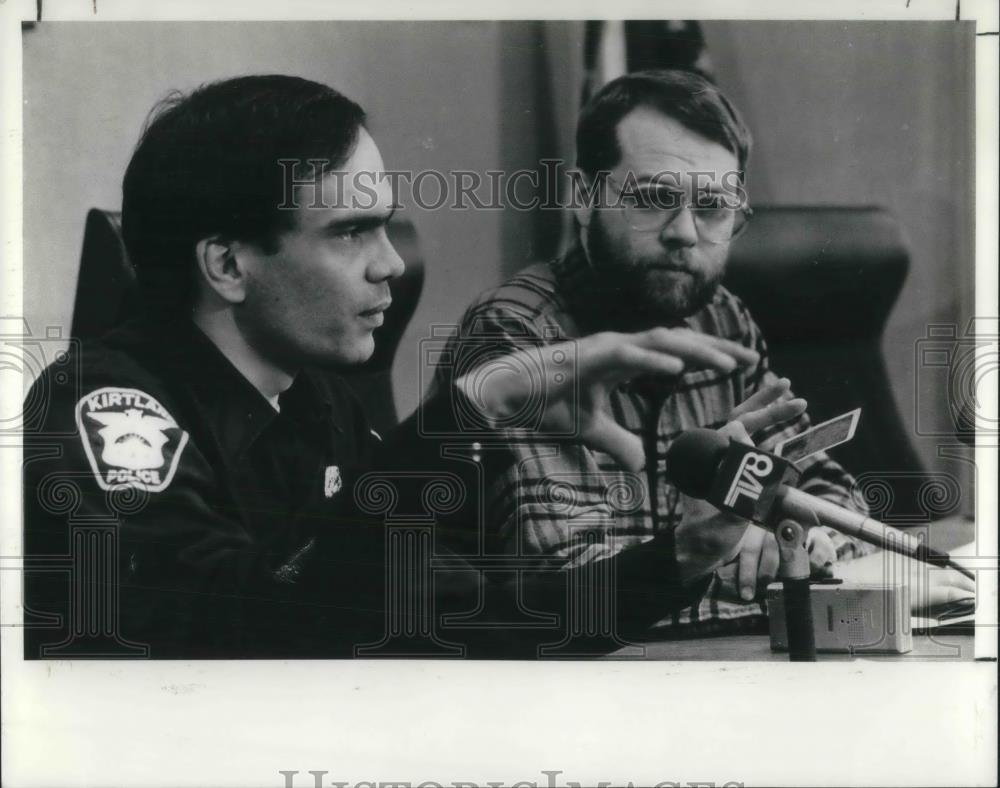 1990 Press Photo Kirtland police officer Ron Andolsec with Steven C. LaTourette - Historic Images