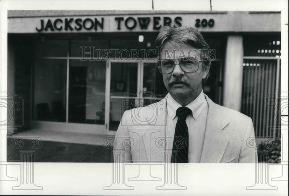 1990 Press Photo James L. Buell director of the LMHA Jackson Towers - Historic Images