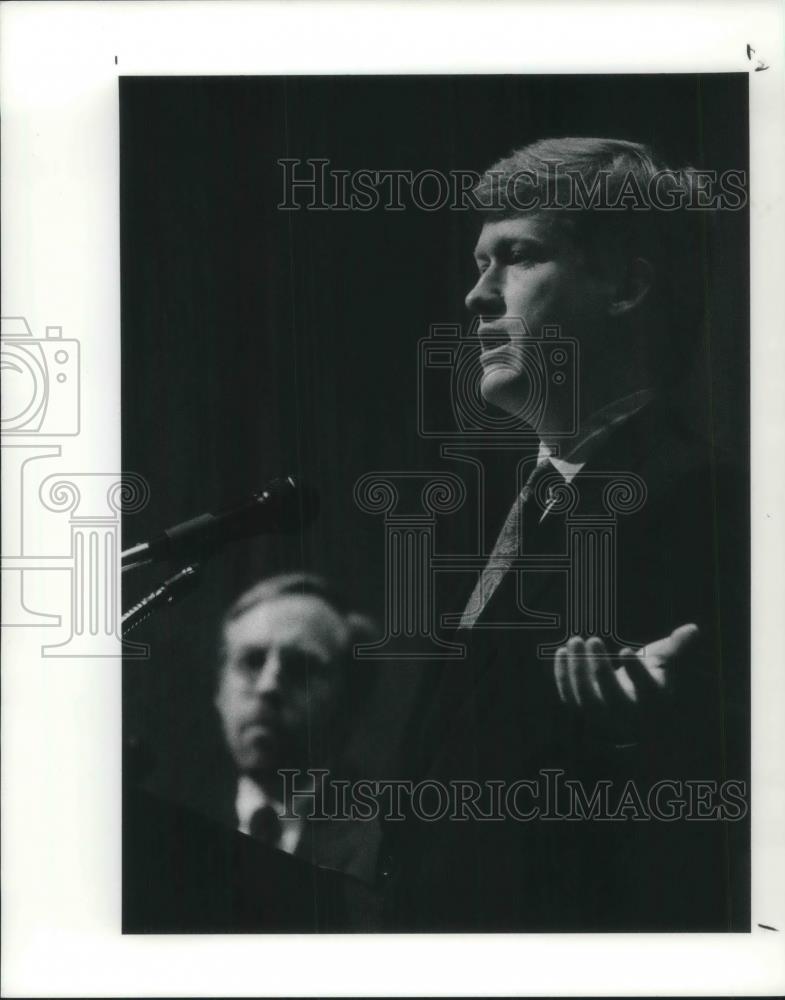 1990 Press Photo Bryan Burrough speaks at the Stouffer Tower City Plaza - Historic Images