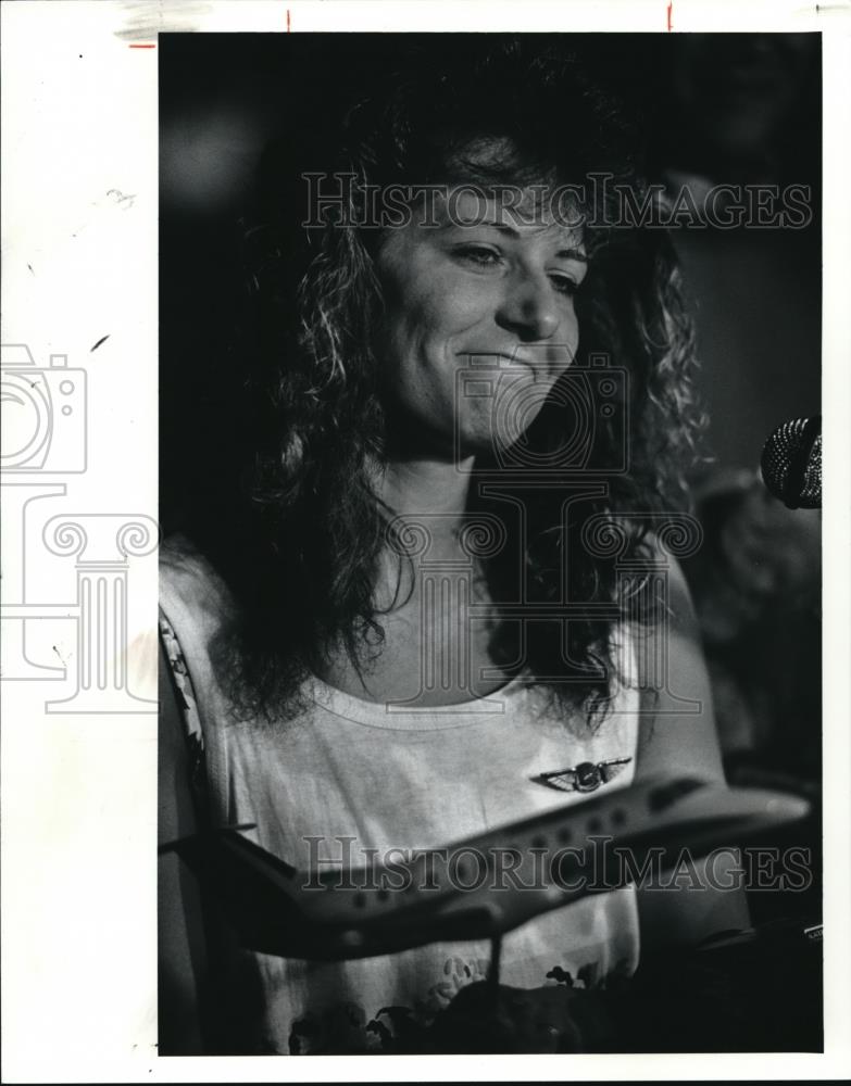 1991 Press Photo Tami Collins fights back tears to thanks all that helped her - Historic Images