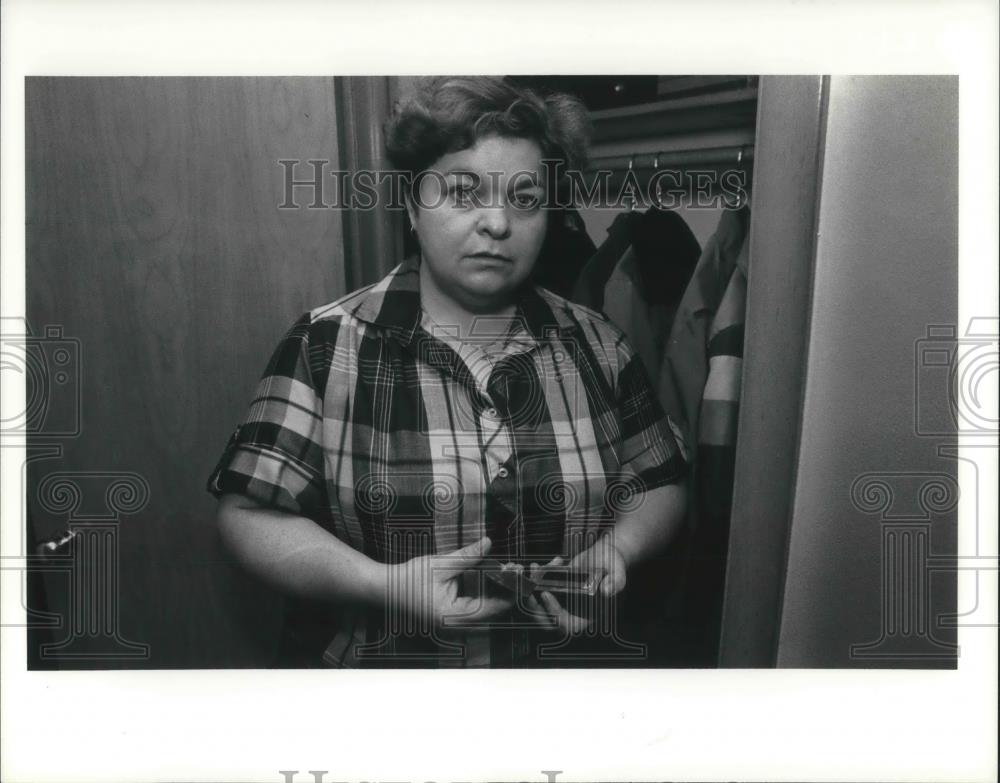 1992 Press Photo Kathy Edwards Mayor of Newburg Heights holds radiation Monitor. - Historic Images