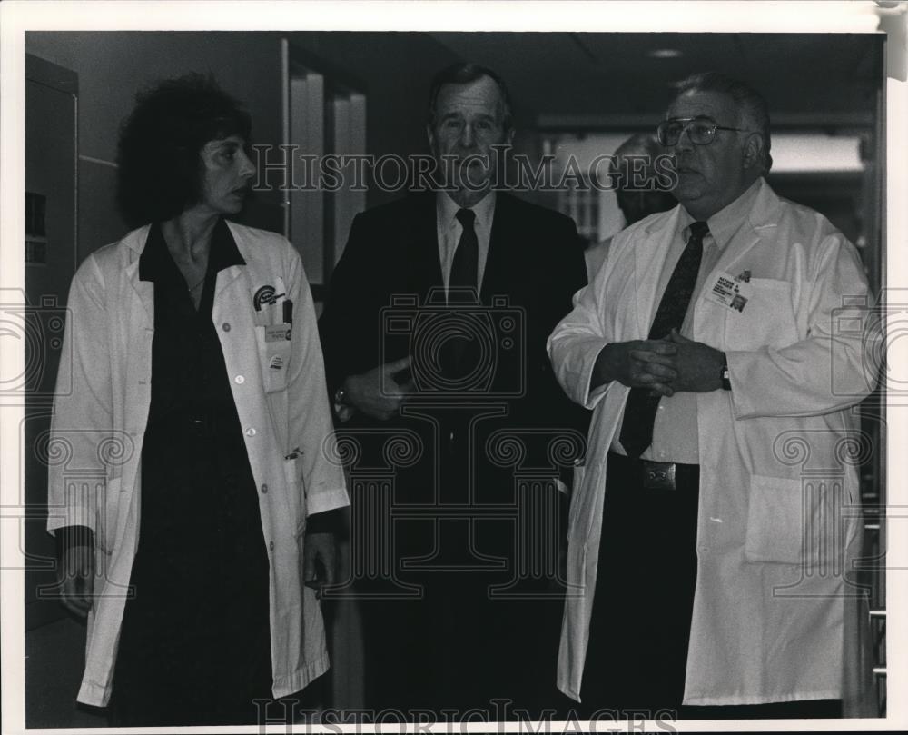 1992 Press Photo President George Bush With Dr Susan Shurin Dr Nathan Berger - Historic Images