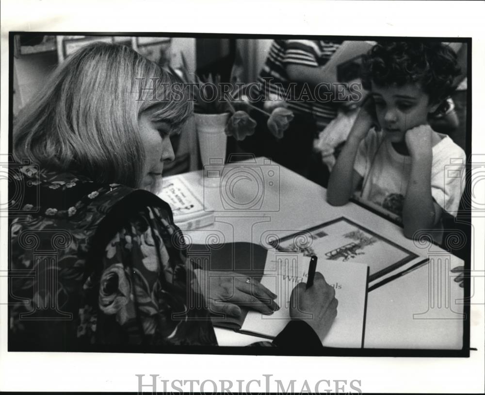 1991 Press Photo Jan Brett during her autograph signing at Jabberwocky bookstore - Historic Images