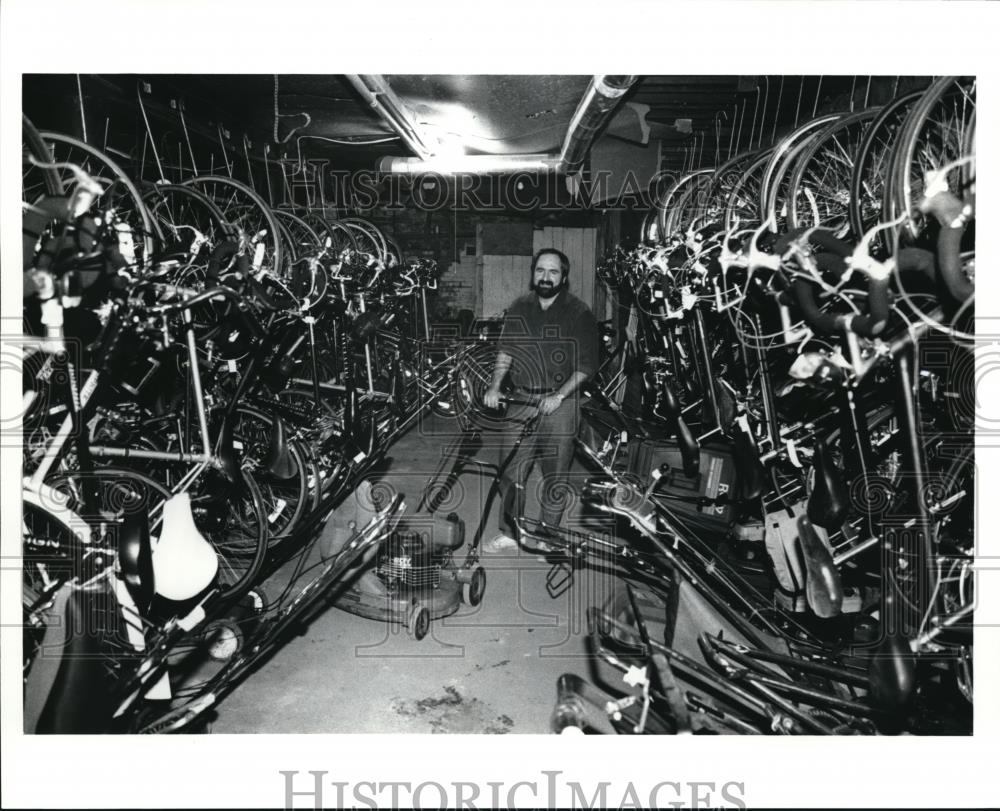 1991 Press Photo Mike D&#39;Amore owner of Liberal Loan Co, surrounded w/ bicycles - Historic Images