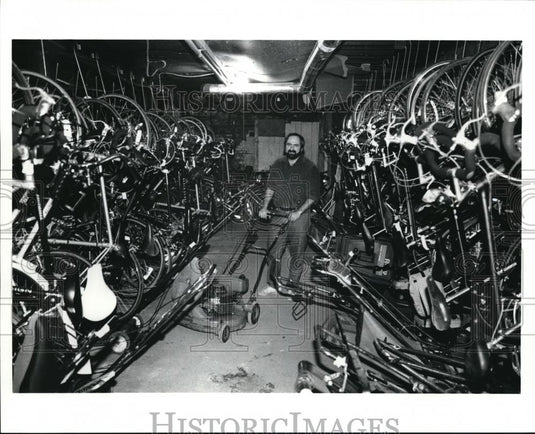 1991 Press Photo Mike D'Amore owner of Liberal Loan Co, surrounded w/ bicycles - Historic Images