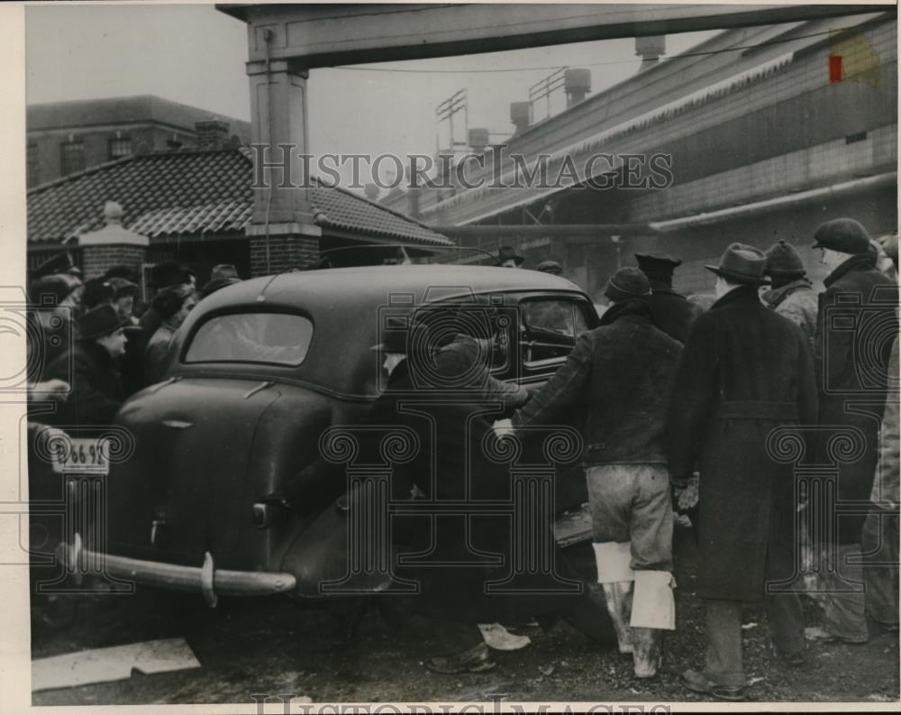 1941 Press Photo The strikers at the Bethlehem Steel Co. in Lakawanna - Historic Images